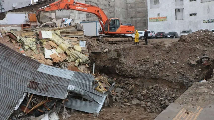 Van'da temel kazısı sırasında lokanta çöktü haberinin görseli