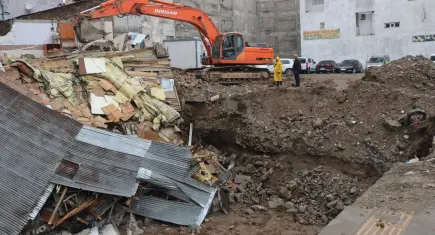 Van'da temel kazısı sırasında lokanta çöktü