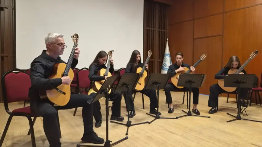 Beş ülkeden gençler Ege Üniversitesinde müzik ve dansla buluştu haberinin görseli