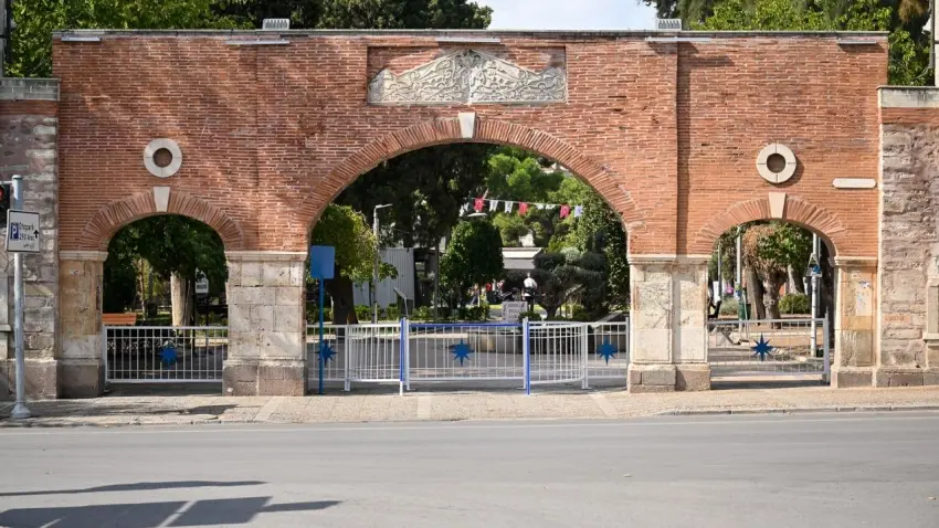 Bornova’da parklara motosiklet girişine bariyerli önlem haberinin görseli