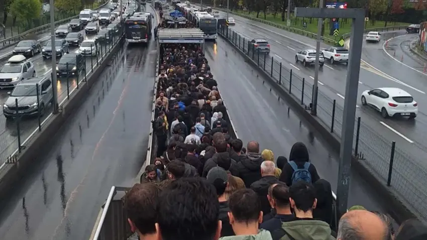 İstanbul’a sağanak kabusu: Yollar göle döndü, trafik kilitlendi! haberinin görseli