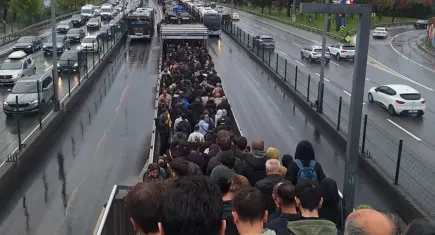 İstanbul’a sağanak kabusu: Yollar göle döndü, trafik kilitlendi!