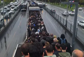 İstanbul’a sağanak kabusu: Yollar göle döndü, trafik kilitlendi! 