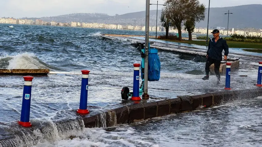 İzmir’de kuvvetli rüzgar alarmı: Çatı uçması ve devrilmelere dikkat haberinin görseli