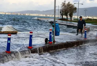 İzmir’de kuvvetli rüzgar alarmı: Çatı uçması ve devrilmelere dikkat