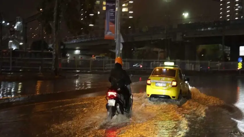 İzmir'de sağanak yağış hayatı olumsuz etkiledi haberinin görseli