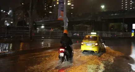 İzmir'de sağanak yağış hayatı olumsuz etkiledi