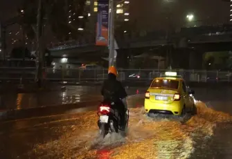 İzmir'de sağanak yağış hayatı olumsuz etkiledi