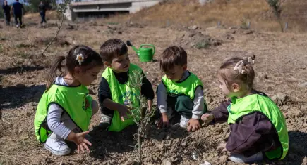 Bornova’da çocuklar 50 zeytin fidanını toprakla buluşturdu