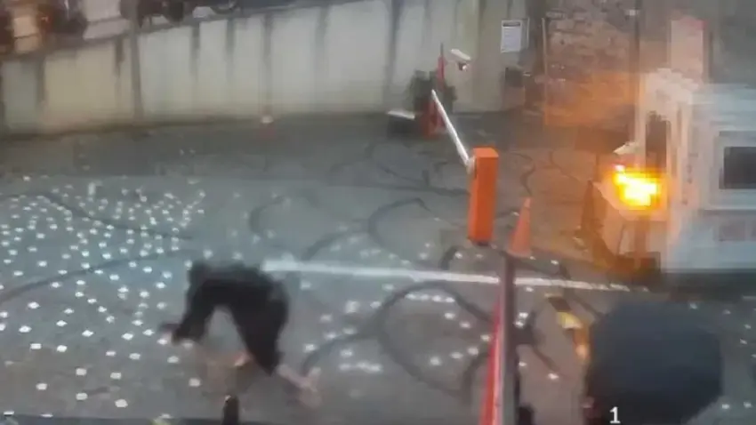 İstanbul'daki sel felaketinde yürek yakan detay: Ayakkabıları ıslanmasın diye çıkarmıştı haberinin görseli