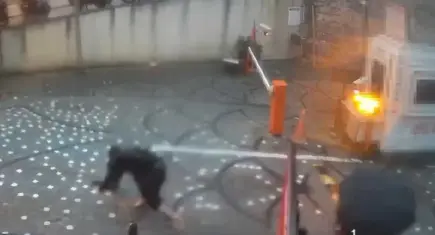 İstanbul'daki sel felaketinde yürek yakan detay: Ayakkabıları ıslanmasın diye çıkarmıştı