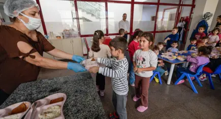 İzmir Büyükşehir Belediyesi’nden çocuklara beslenme desteği