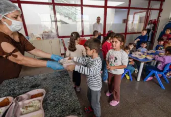 İzmir Büyükşehir Belediyesi’nden çocuklara beslenme desteği