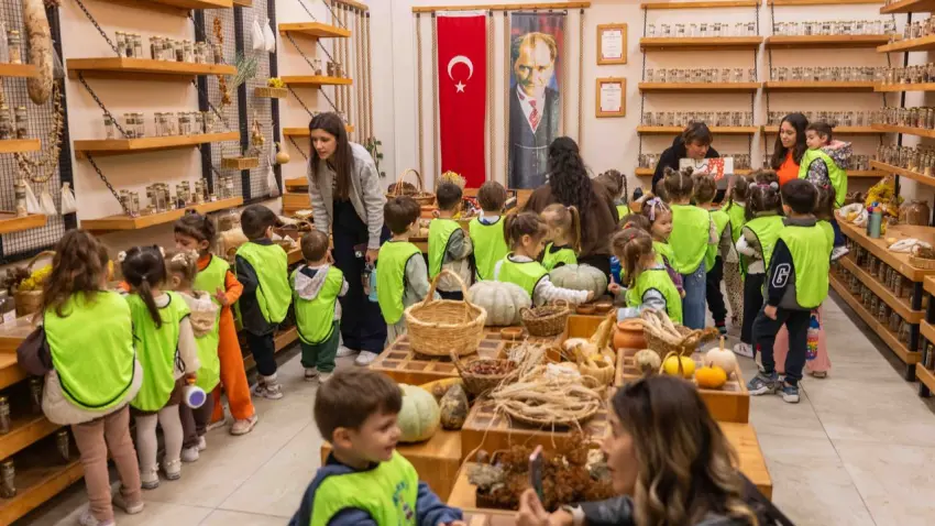 Bornova’da çocuklar 50 zeytin fidanını toprakla buluşturdu - Fotoğraf 2