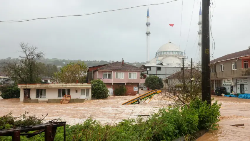 Sakarya’da sel felaketi! Evler yıkıldı, yüzlerce öğrenci mahsur kaldı - Fotoğraf 6