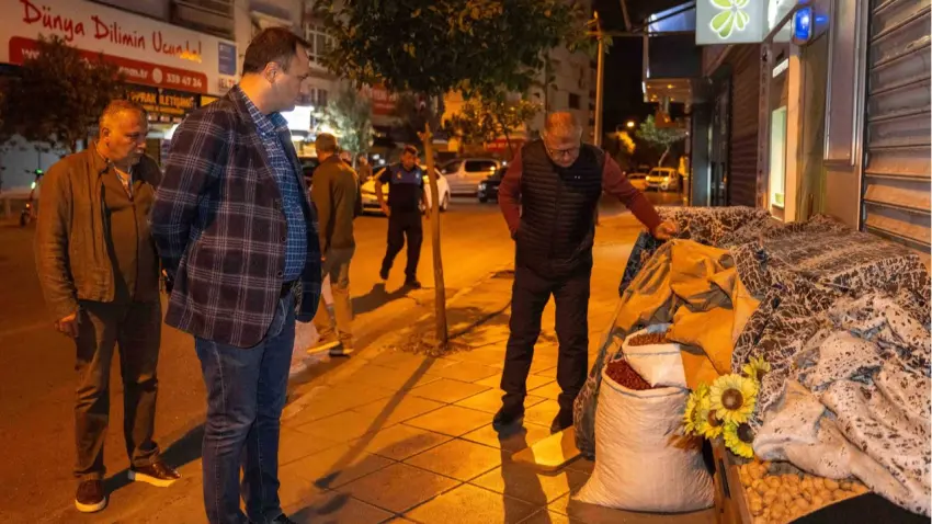 Başkan Eşki sahaya indi: Bornova’da kaldırım işgallerine geçit yok - Fotoğraf 2