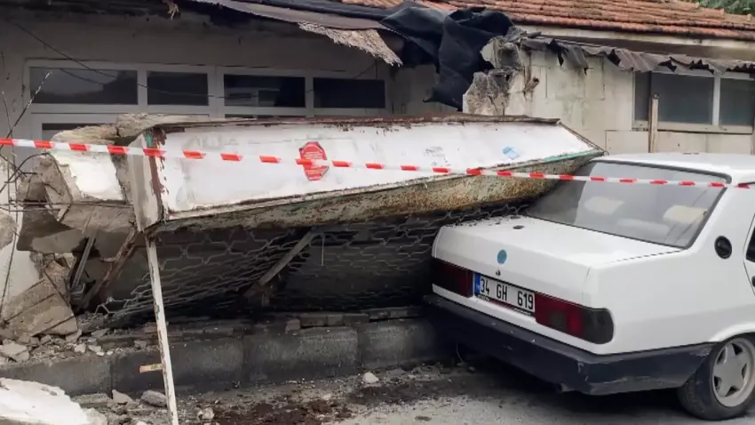 İstanbul’da selin sürüklediği araç dereden çıkarıldı: Kayıp 4 kişi aranıyor - Fotoğraf 2