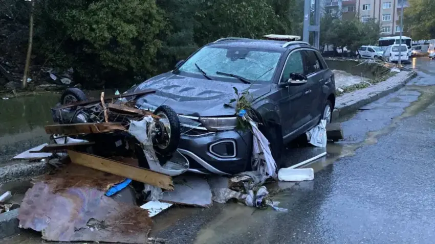 Selde hasar gören aracın zararını kim ödeyecek? Kaskoda sel teminatı yoksa ne yapılmalı? - Fotoğraf 1