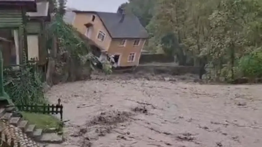 Sakarya’da sel felaketi! Evler yıkıldı, yüzlerce öğrenci mahsur kaldı - Fotoğraf 1