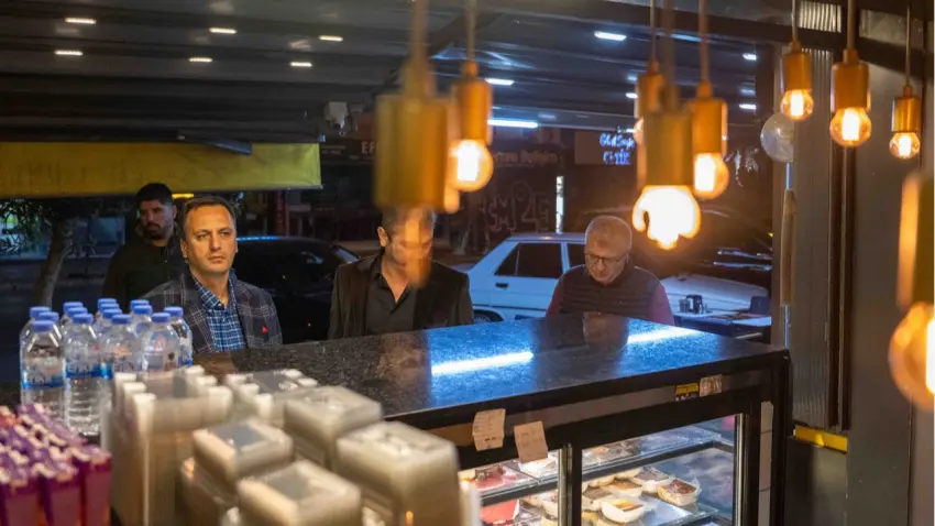 Başkan Eşki sahaya indi: Bornova’da kaldırım işgallerine geçit yok - Fotoğraf 1