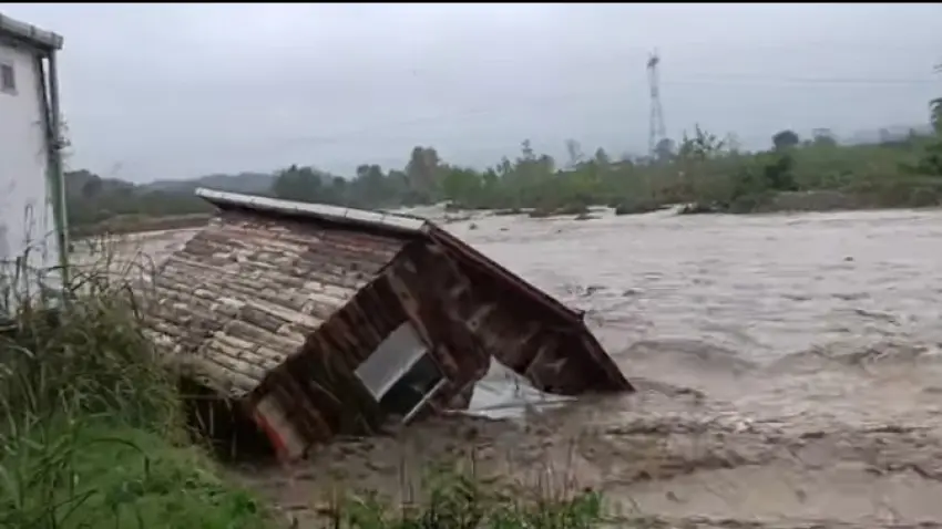 Sakarya’da sel felaketi! Evler yıkıldı, yüzlerce öğrenci mahsur kaldı - Fotoğraf 4