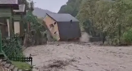 Sakarya’da sel felaketi! Evler yıkıldı, yüzlerce öğrenci mahsur kaldı