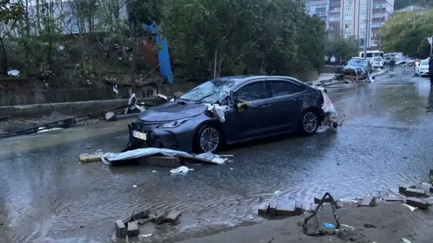Selde hasar gören aracın zararını kim ödeyecek? Kaskoda sel teminatı yoksa ne yapılmalı? haberinin görseli