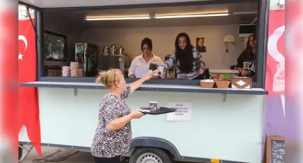 Üniversiteli gençlerden Engelsiz Kafe’ye gönüllü destek