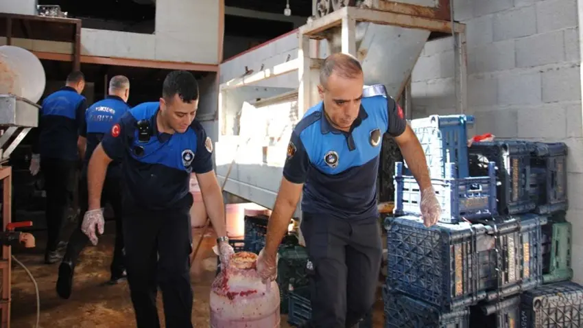 Halk sağlığını tehdit eden skandal: Tonlarca çürük domates ve küflü salça ele geçirildi haberinin görseli