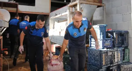 Halk sağlığını tehdit eden skandal: Tonlarca çürük domates ve küflü salça ele geçirildi