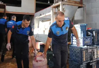 Halk sağlığını tehdit eden skandal: Tonlarca çürük domates ve küflü salça ele geçirildi