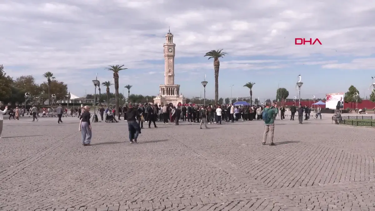 İzmir’de Cumhuriyet coşkusu bayrak dokuma etkinliğiyle başladı görseli
