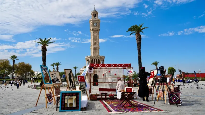 İzmir’de Cumhuriyet’in 103. yılına özel bayrak dokuma etkinliği: İlk ilmeği Vali Elban attı haberinin görseli