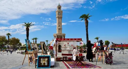 İzmir’de Cumhuriyet’in 103. yılına özel bayrak dokuma etkinliği: İlk ilmeği Vali Elban attı