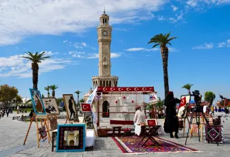İzmir’de Cumhuriyet’in 103. yılına özel bayrak dokuma etkinliği: İlk ilmeği Vali Elban attı
