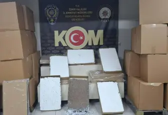 İzmir’de kaçak tütün operasyonu: Minibüsten 2 milyon 160 bin makaron çıktı