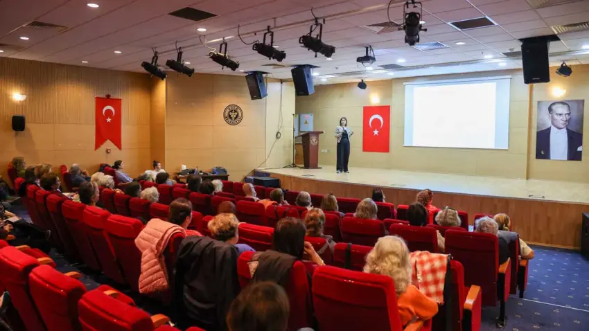 Buca’nın 3. Yaş Üniversitesi’nde ilk ders heyecanı - Fotoğraf 1