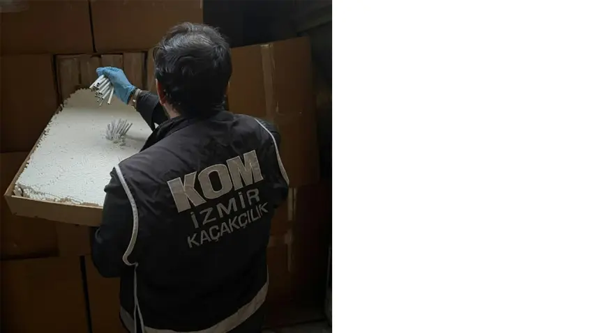 İzmir’de kaçak tütün operasyonu: Minibüsten 2 milyon 160 bin makaron çıktı - Fotoğraf 1