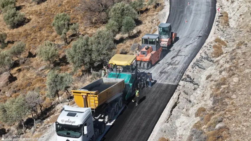 Bergama’dan Foça’ya yol yenileme çalışmaları sürüyor - Fotoğraf 2
