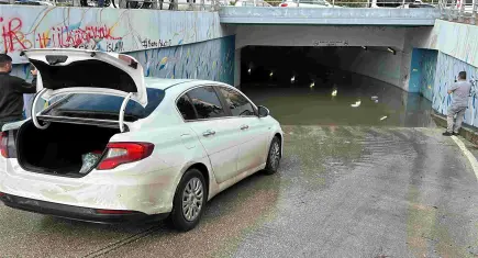 Adana’da sağanak sonrası su basan alt geçitte mahsur kalan aileyi itfaiye kurtardı