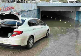 Adana’da sağanak sonrası su basan alt geçitte mahsur kalan aileyi itfaiye kurtardı