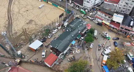 Ayazağa’da sel felaketi sonrası ilk kazma vuruldu: Riskli yapılar tek tek yıkılıyor!