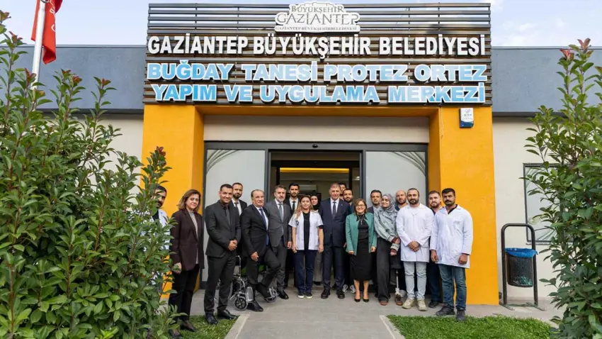 Başkan Tugay, Gaziantep’te sosyal belediyecilik hizmetlerini inceledi haberinin görseli