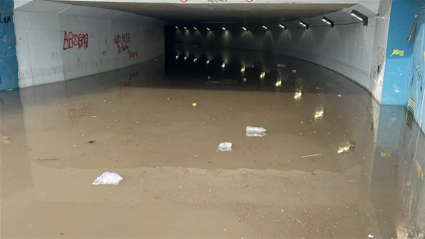 Adana’da sağanak sonrası su basan alt geçitte mahsur kalan aileyi itfaiye kurtardı - Fotoğraf 2