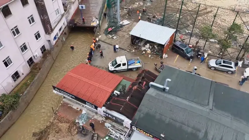 Ayazağa’da sel felaketi sonrası ilk kazma vuruldu: Riskli yapılar tek tek yıkılıyor! - Fotoğraf 1