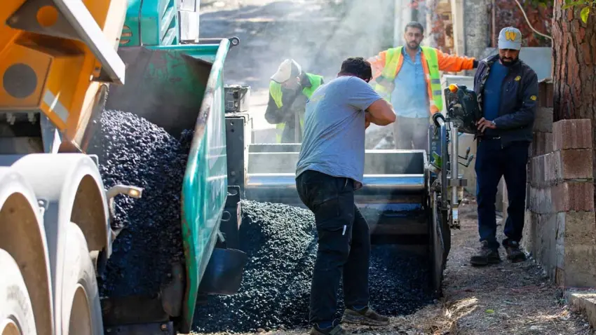 Narlıdere’de asfalt seferberliği sürüyor: Hedef 5 bin 500 ton - Fotoğraf 1