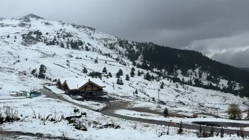 Ekim ortasında kış geldi: Uludağ, Kartalkaya ve Bozdağ beyaza büründü! - Fotoğraf 2
