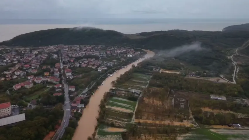 Sağanak ve fırtına Türkiye’yi vurdu! Yollar, tarım arazileri ve evler su içinde kaldı haberinin görseli