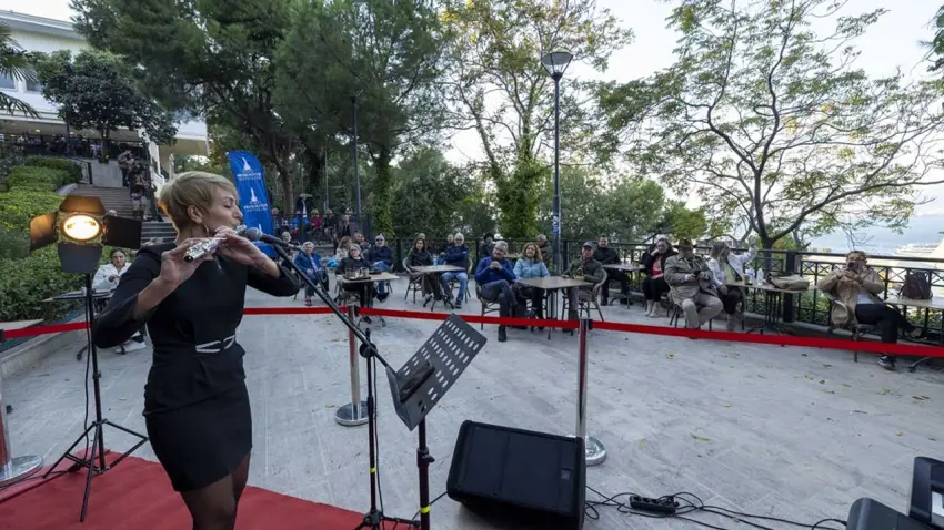 Şato Kütüphanesi’nde gençlere müzik molası haberinin görseli