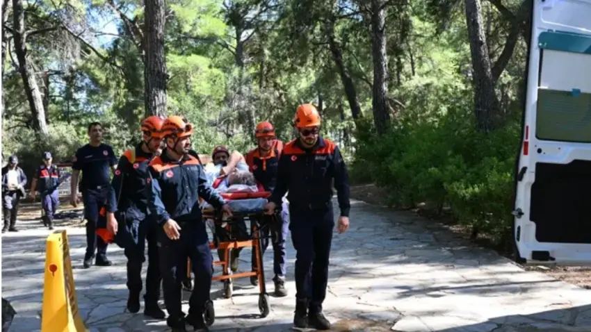 Antalya’da şelale gezisinde 6 metreden düşen turist kurtarıldı haberinin görseli